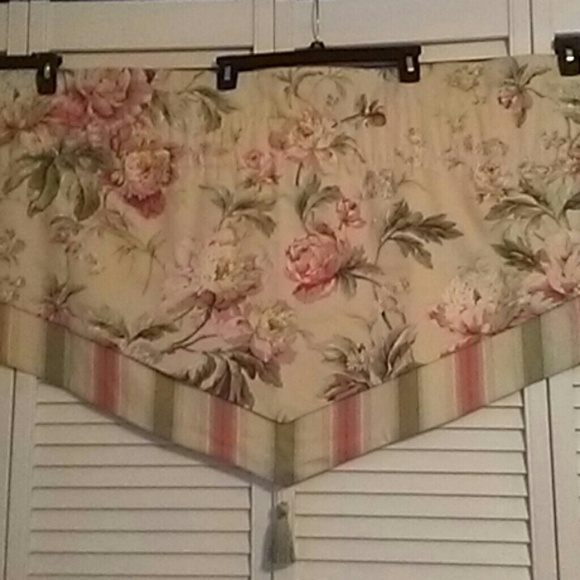 SIZE 50.5" WAVERLY VALANCE - Picture 2 of 5
